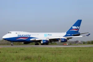 Boeing 747 da Silk Way Aterrissa em Brasília com Carga Crucial da MotoGP, Mudança de Rota Surpreende Entusiastas