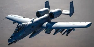 EPIC FURY: A-10 “Warthog” em Ação no Estreito de Hormuz Caçam Embarcações Rápidas Iranianas em Nova Fase da Guerra
