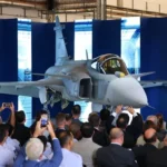 Caça Gripen F-39: Brasil celebra primeiro avião de combate montado em solo nacional e avança na autonomia tecnológica