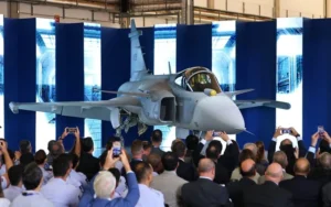 Caça Gripen F-39: Brasil celebra primeiro avião de combate montado em solo nacional e avança na autonomia tecnológica